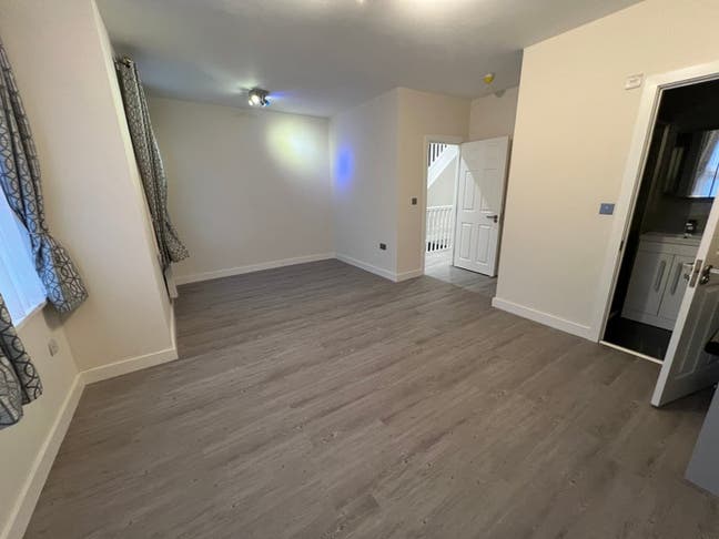 2 Ensuites in Refurbished Home - Couples Welcome Main Photo