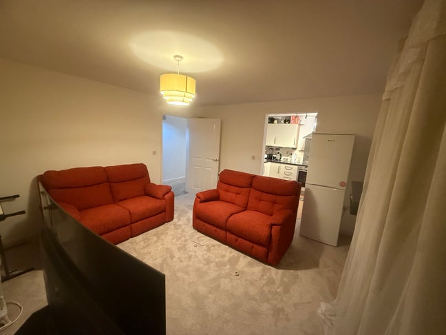 One room in a 2 bedroom flat share available Main Photo
