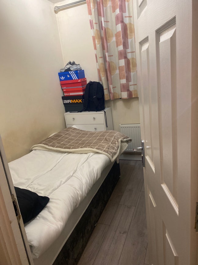 Single Room Main Photo