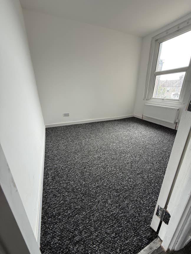 Double room to let SevenKings 3Min walk to station Main Photo