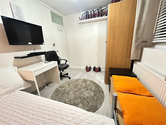 Room for Rent Main Photo