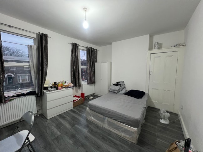 Girl bedspace in a double room Main Photo