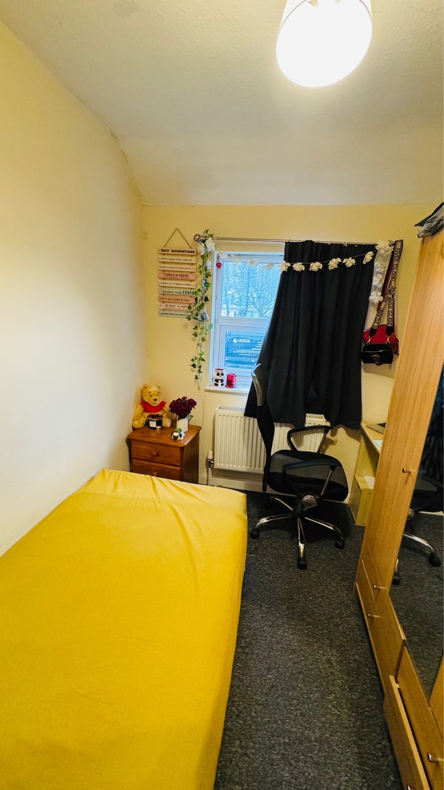 Single box room available-Uxbridge 5min to town ce Main Photo