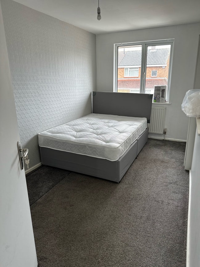 Prime Location- Town Centre Walking Distance Main Photo