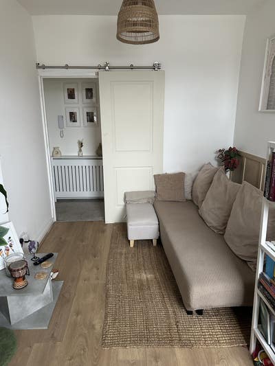 High Street Flat, Close to shops and transport Main Photo