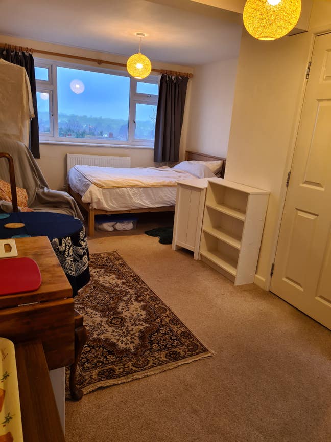 Fully furnished en-suite large room with parking  Main Photo