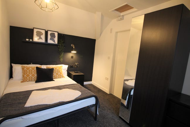 ** Stunning & Stylish ** Sets itself apart ** Main Photo