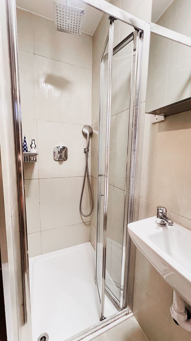 Superb location STUDIO Apartment at Hendon Central Main Photo