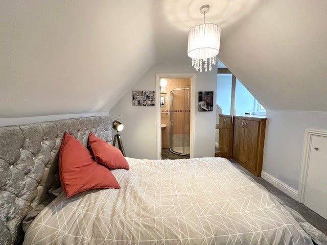 Upper Floor Furnished Double Bedroom with Ensuite  Main Photo