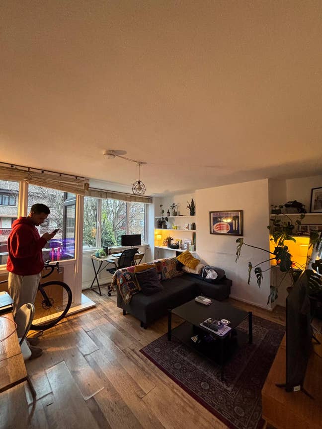 Flat available with 2 boys in Hoxton Main Photo