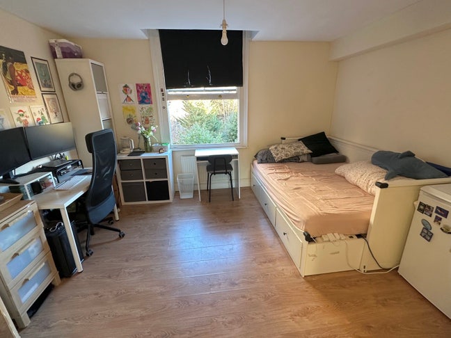 Large en-suite in W6-short let within 3 months Main Photo