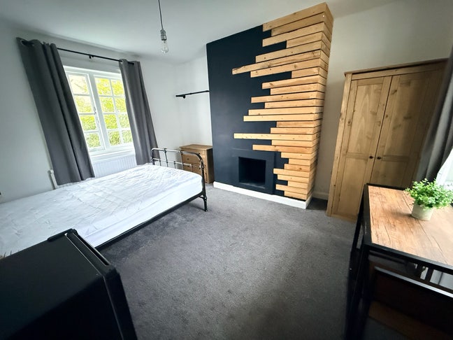 Large Room - 5 Mins to Train Station/Lri/Uni  Main Photo