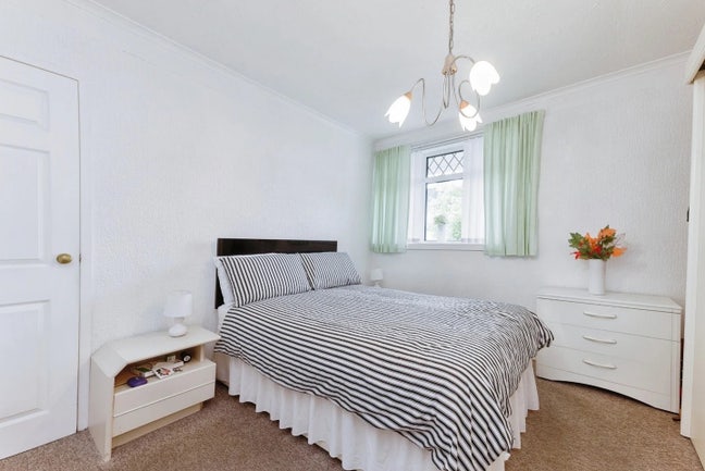 Affordable room with train connections to centre Main Photo