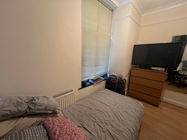 Small double en-suite in quiet area Main Photo