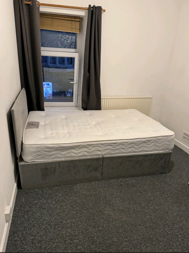 Double room in clean tidy house Main Photo