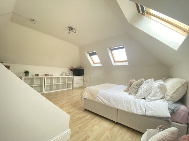 Spacious Top Floor Bedroom In Acton W3 Main Photo