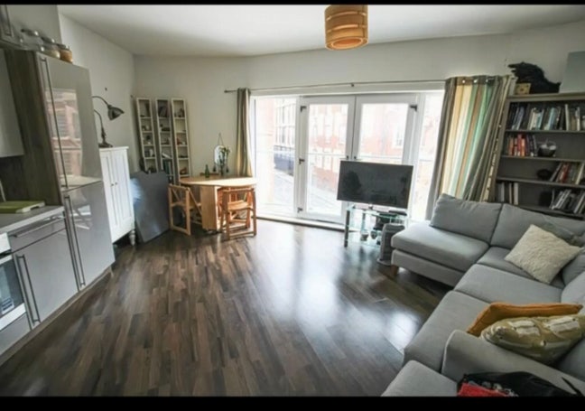 I  bedroom in a 2 bedroom flat in Ancoat  Main Photo