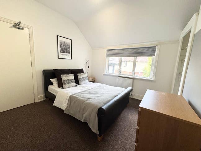 Large Bedrooms - SO16 Main Photo