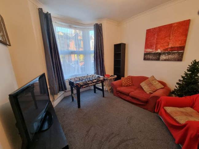 Double room in E10 6NA Main Photo