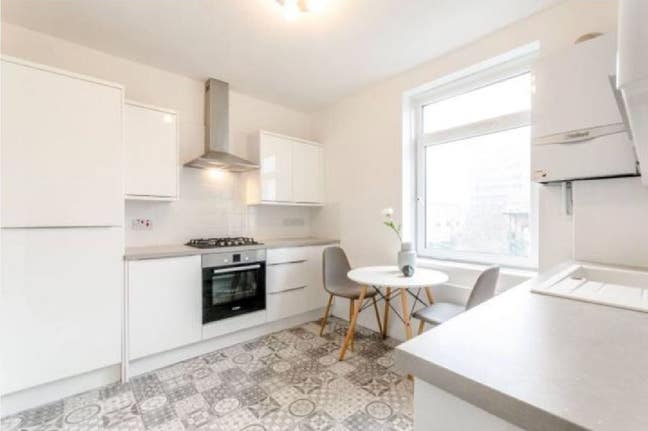 Double Bed-Flat in Bethan Green with Living Space Main Photo