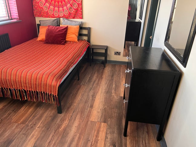  Lovely Room all bills incl.8 min to tube  Main Photo