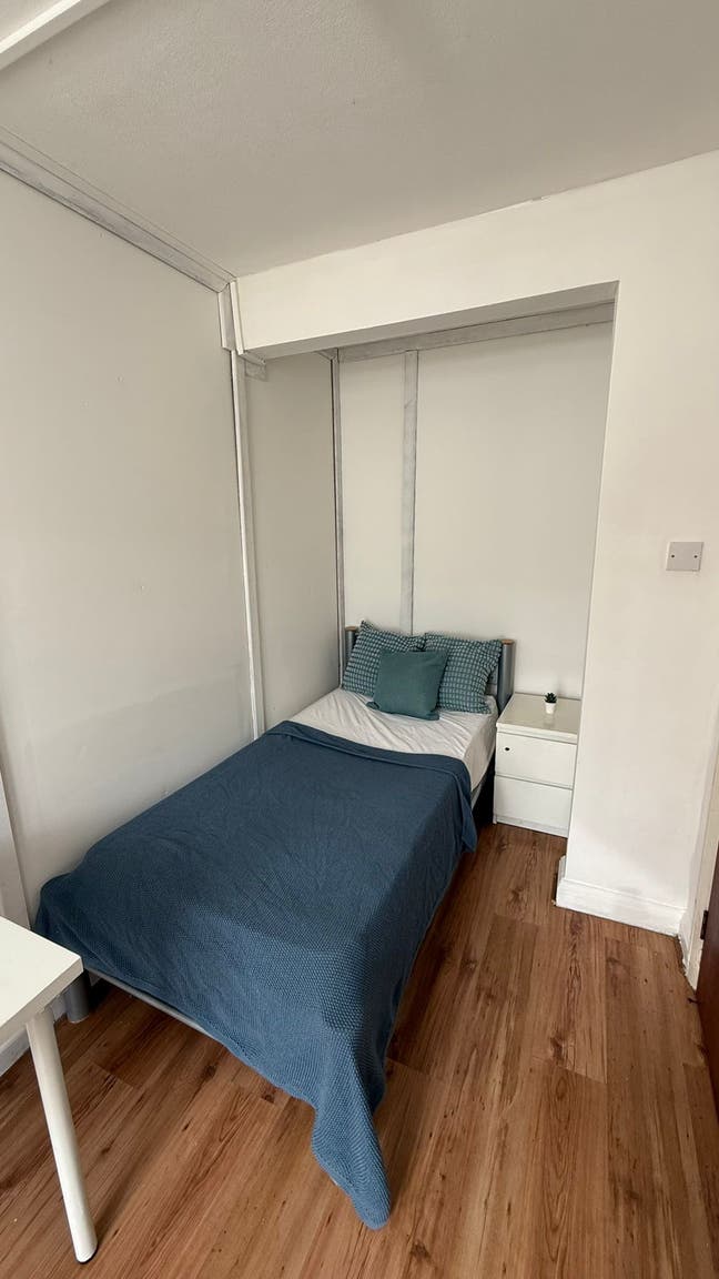 * Single Room Available in Monks Park(Stonebridge) Main Photo