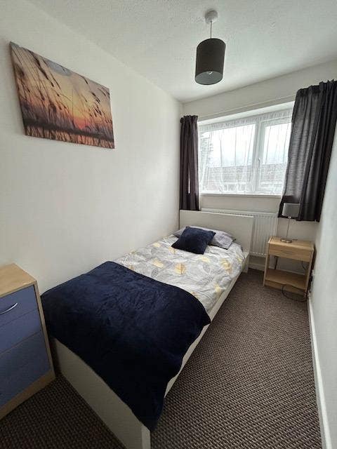 Great Rooms in Modern House-All Bills Included Main Photo