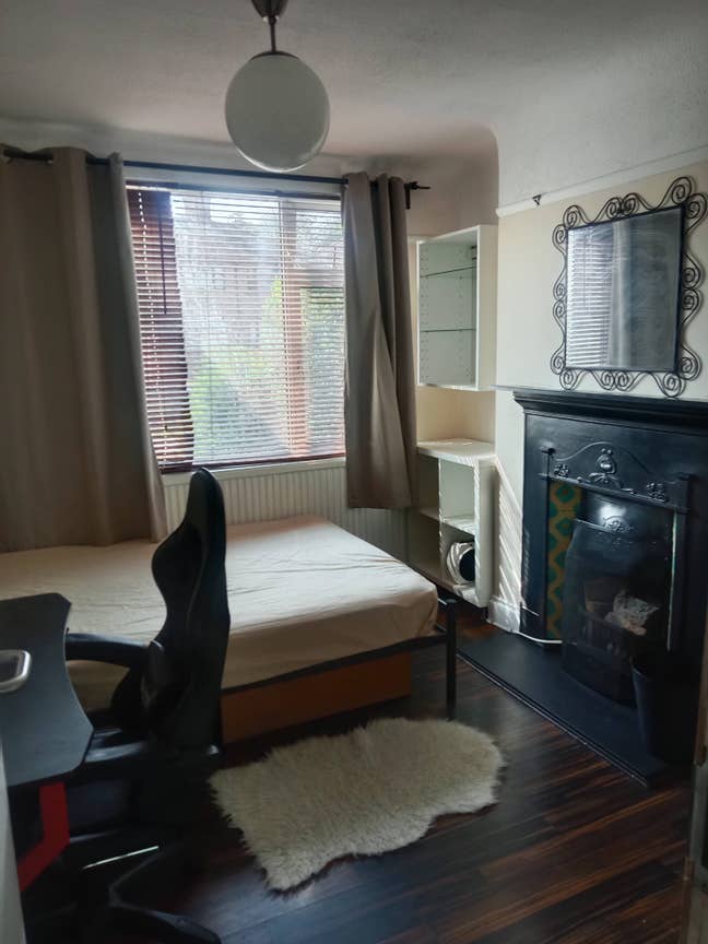 Two rooms are available in a house share Main Photo