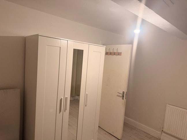 1 Single Bedroom in Shared Flat Main Photo