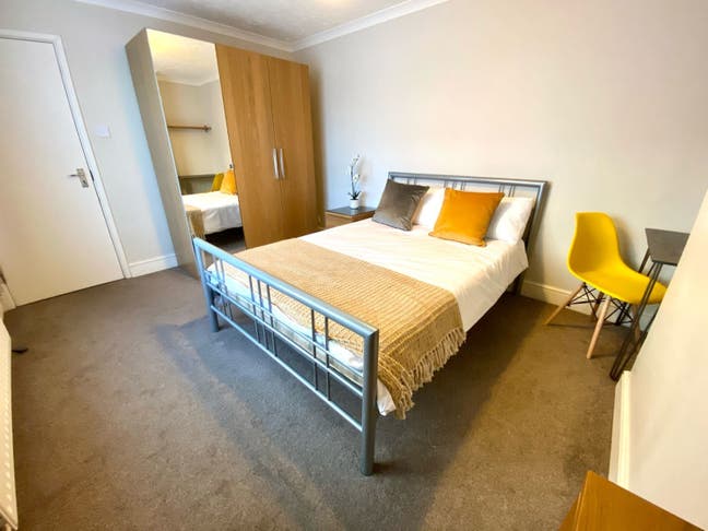 1 x Large Double Room-  Close to 24 hour Bus  Main Photo