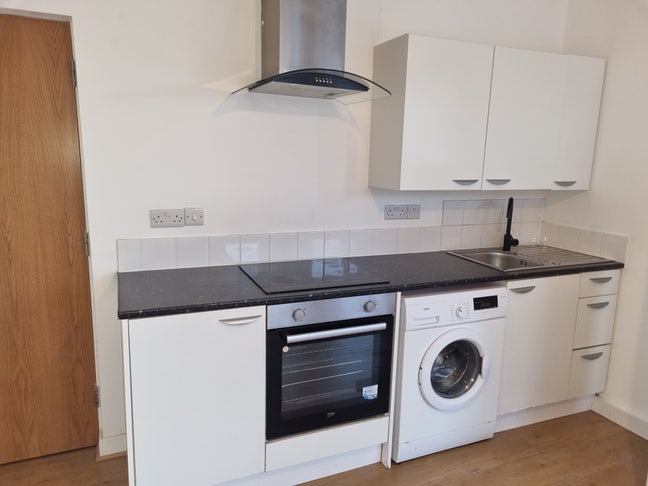 Newly Refurbished One-Bedroom First-Floor Flat – E Main Photo