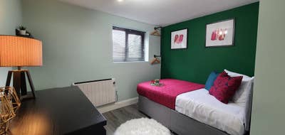 En suite Room , Bills Included , OL9  Main Photo