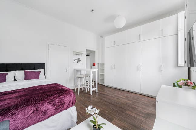 Modern En-Suite Studio Room – Newly Refurbished  Main Photo