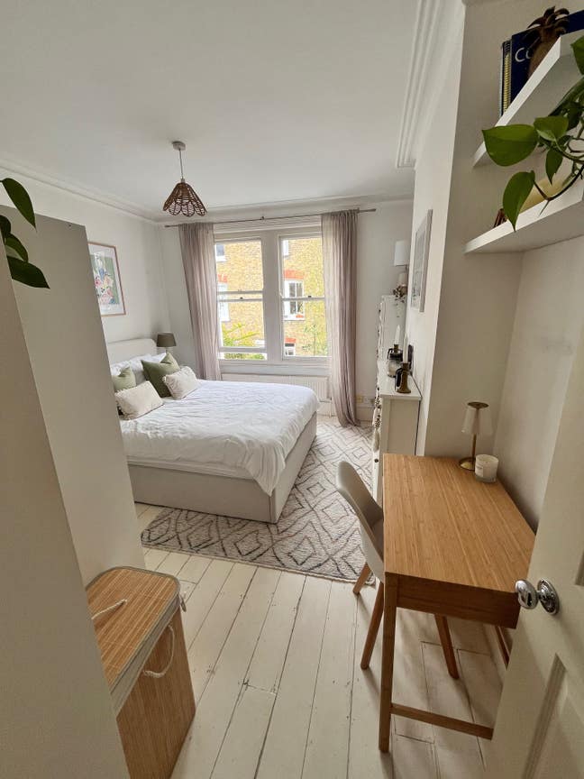 Bright Garden View Double Bedroom Main Photo