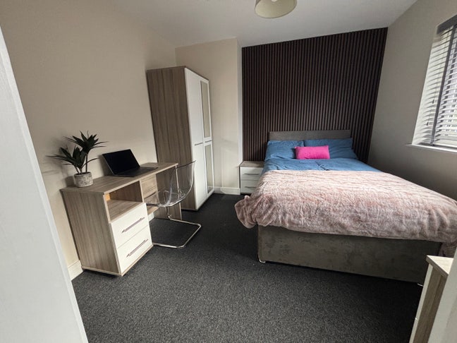 Spacious Double Ensuite - Shepherds Lane Main Photo