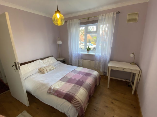 Double room in friendly, newly decorated flat Main Photo