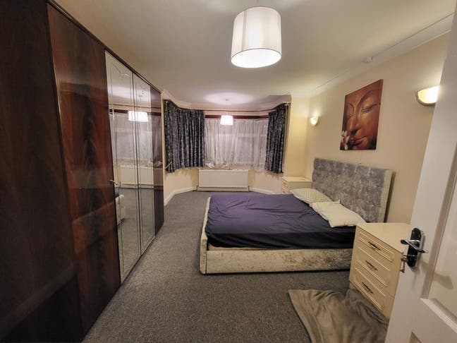 King size bed room Main Photo