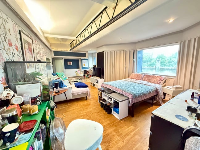 **Couples/singles - Huge Riverview Ensuite Room** Main Photo