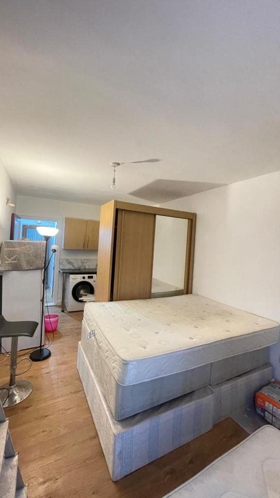 Furnished Studio flat to rent in Ilford, IG1 Main Photo