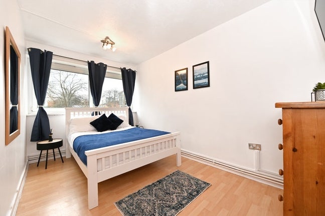 Bright Double Bedroom Near Baron's Court Stn  Main Photo