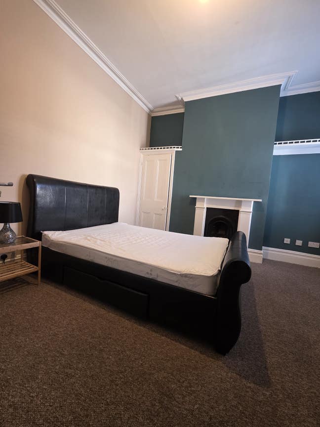 Large Double Room Close to Hospitals & City Main Photo