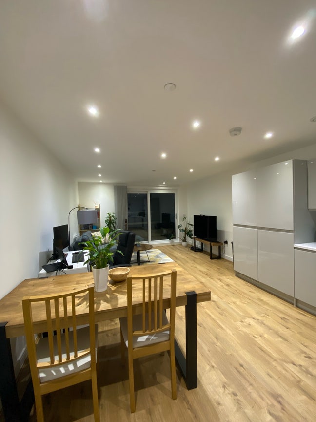 Spacious en-suite room in modern flat Main Photo