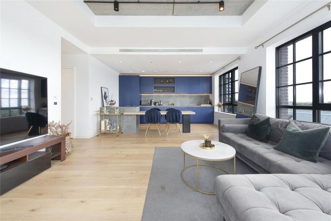 Riverside 2-Bedroom Apartment with Balcon Main Photo