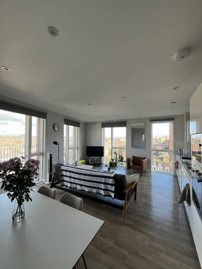 Furnished 2 bed, 2 bath house in Dalston Main Photo