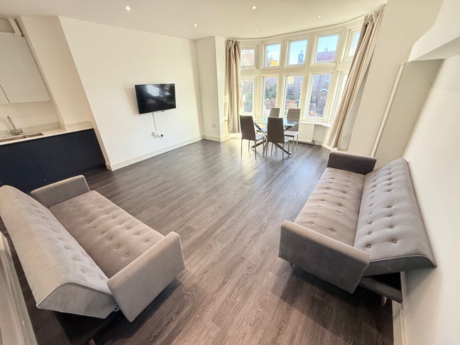 971FR-FlatB - 3-Bed / 2-Bath Flat (1st Floor) Main Photo