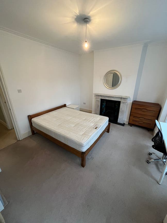 Double Bedroom Available in SE8 Main Photo