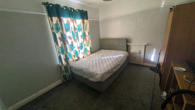 Double & single close to Bridgend centre Main Photo