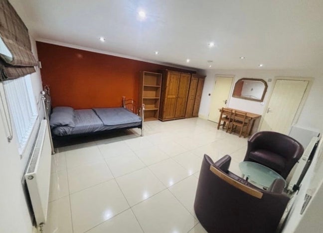 Studio Flat to rent  Main Photo