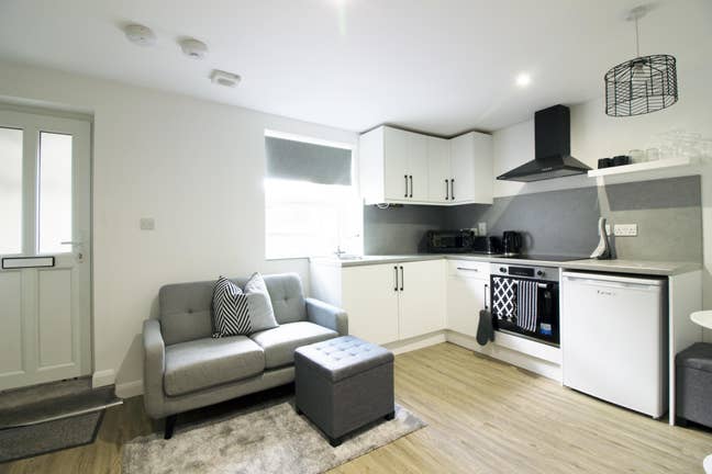 Get Your Flat on in This Gorgeous Place 💛🛋️ Main Photo