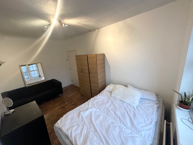 ✹Bright room available NOW - Farrington✹ Main Photo